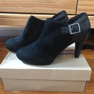 NIB Clarks Narine Ada high heeled booties